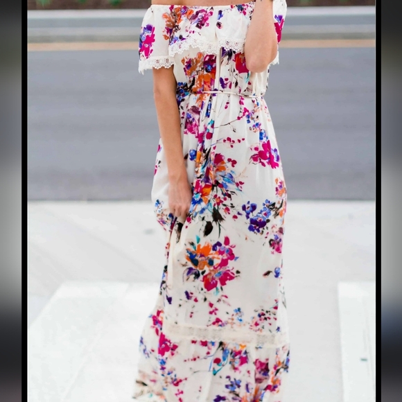 Umgee Dresses & Skirts - Umgee Cream Off The Shoulder Floral Lace Maxi Dress Sz M